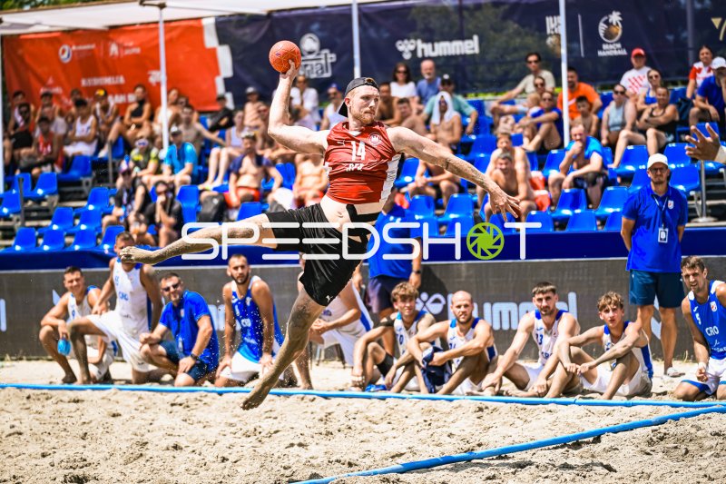 Hendrik Prahst (#14; Deutschland) beim Sprungwurf in Zagreb