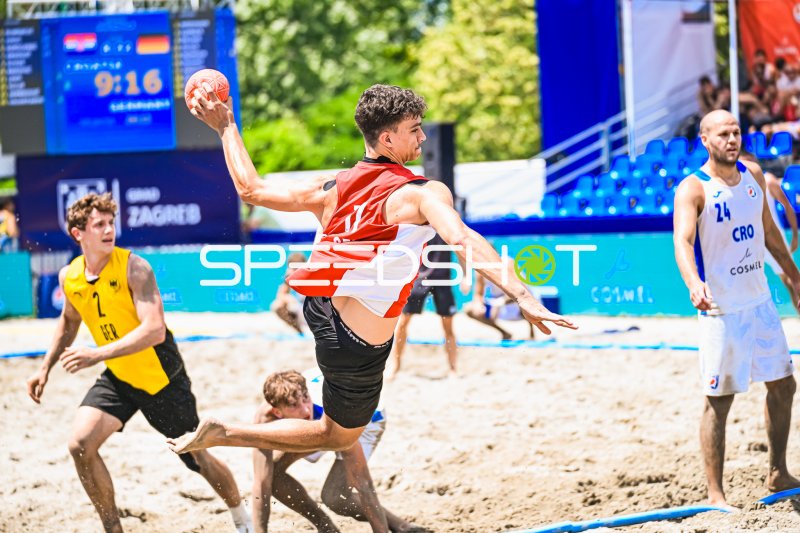 Lennart Wörmann (#2; Deutschland Beachhandball) beim Wurf gegen Kroatien