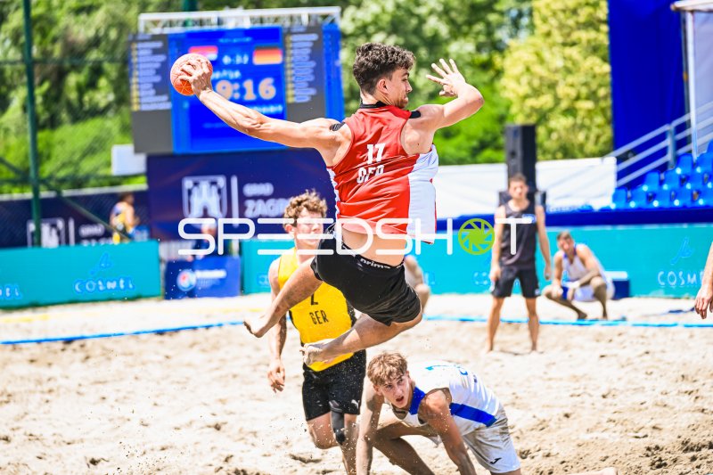 Tim Krauth (#17, Deutschland) beim Sprungwurf gegen Abwehrspieler in Zagreb