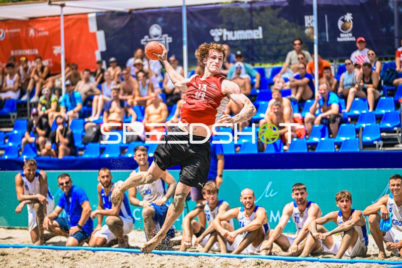 Severin Henrich (#13; Deutschland Beachhandball) beim Sprungwurf in Zagreb