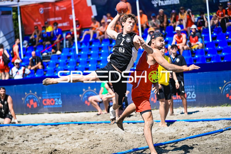 Lennart Wörmann (#2; Deutschland) beim Sprungwurf in Zagreb