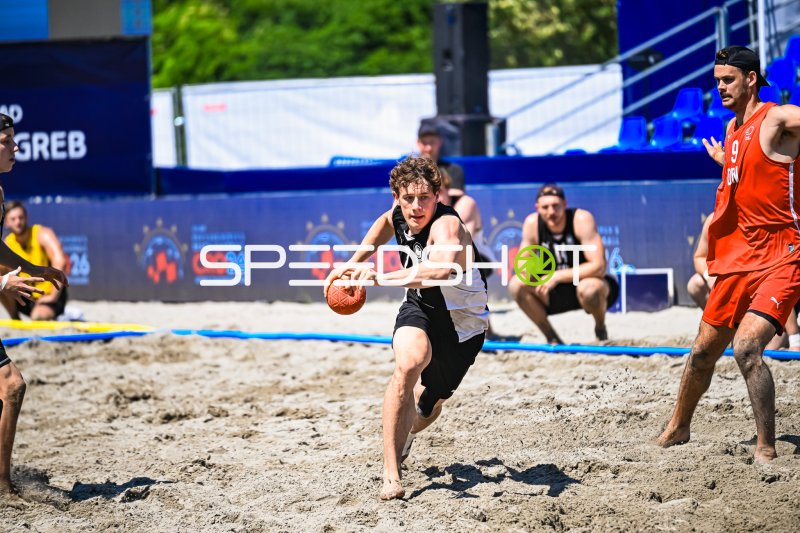 Deutscher Beachhandball-Spieler im Angriffsdribbling beim Turnier in Zagreb