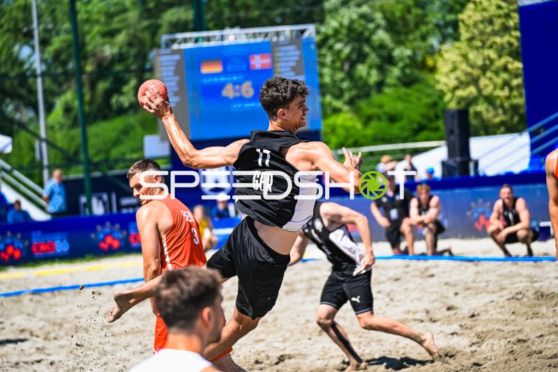 Tim Krauth (#17; Deutschland) beim Wurfversuch im Beachhandball