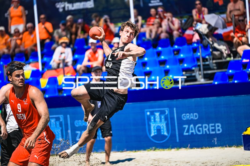 Lennart Wörmann (#2; Deutschland) beim Sprungwurf gegen Dänemark