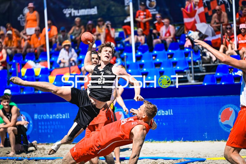Lars Zelser (#6; Deutschland Beachhandball) beim Sprungwurf in Zagreb