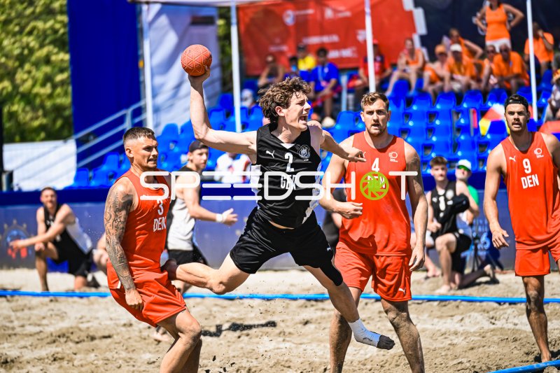 Lennart Wörmann (#2; Deutschland) beim Sprungwurf gegen Dänemark