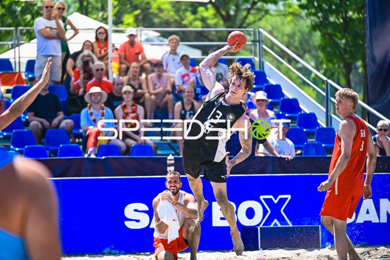 Severin Henrich (#13; Deutschland) beim Sprungwurf in Zagreb