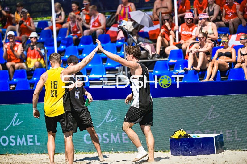 Robin John (#18; Deutschland Beachhandball) und Teamkollege beim High-Five