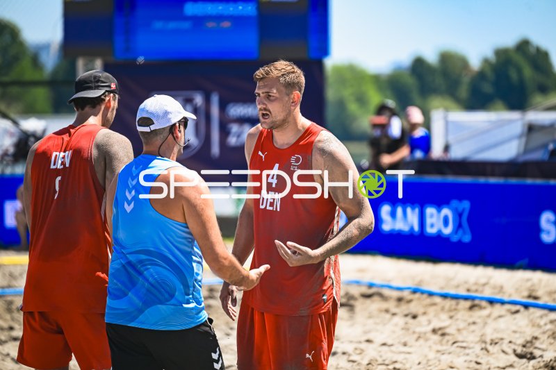 Jeppe Villumsen (#4, Dänemark) im Gespräch mit Schiedsrichtern