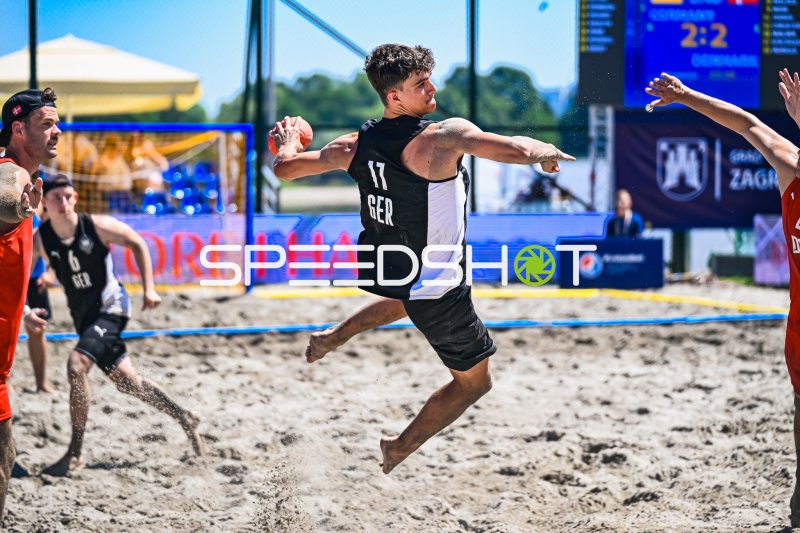 Tim Krauth (#17; Deutschland Beachhandball) beim Sprungwurf in Zagreb