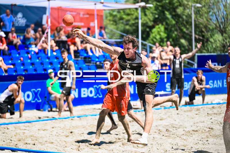 Lars Zelser (#6; Deutschland Beachhandball) beim Wurfversuch in Zagreb