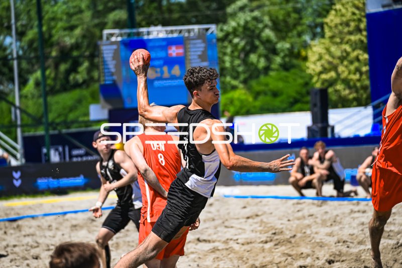 Tim Krauth (#17, Deutschland) im Wurf gegen Dänemark bei der Beach-Handball-WM