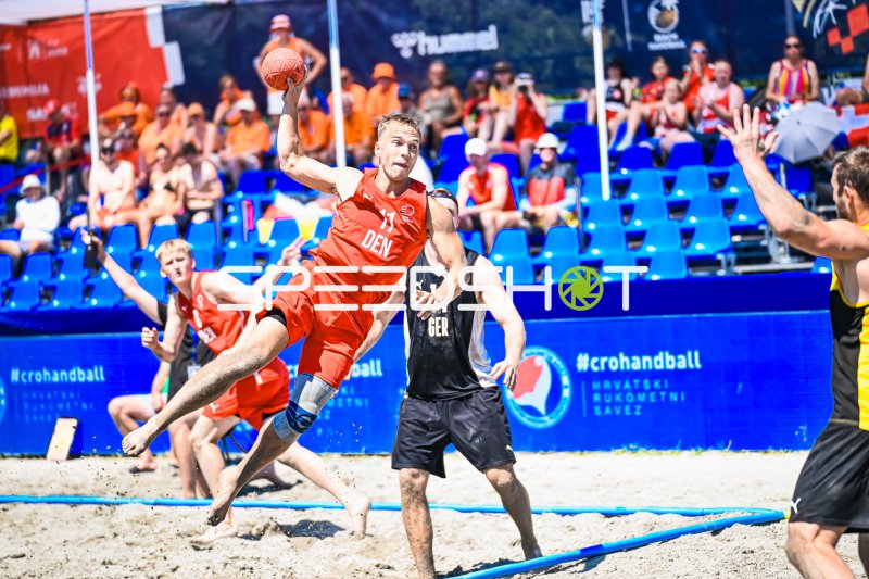 Frederik Bech Jensen (#11, Dänemark) zum Sprungwurf gegen Deutschland