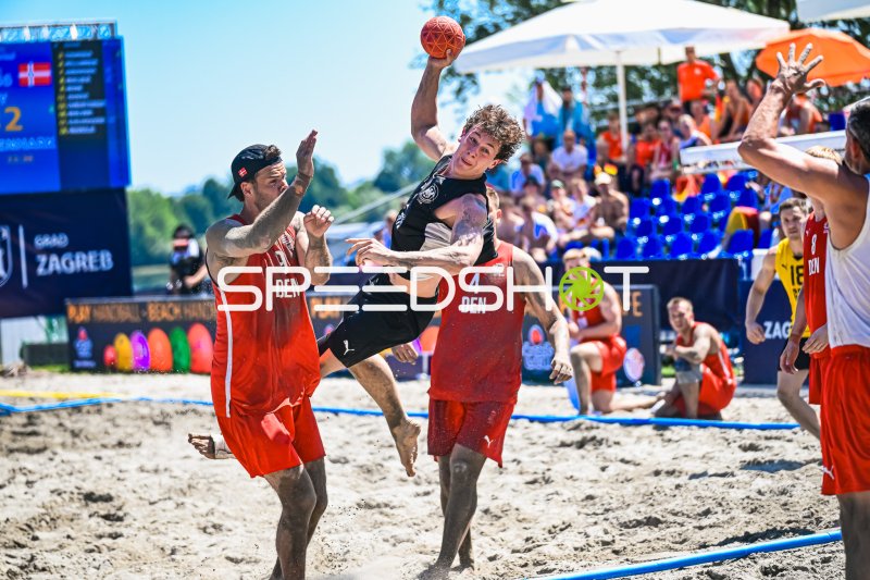 Deutscher Beachhandball-Spieler im Sprungwurf gegen Dänemark in Zagreb