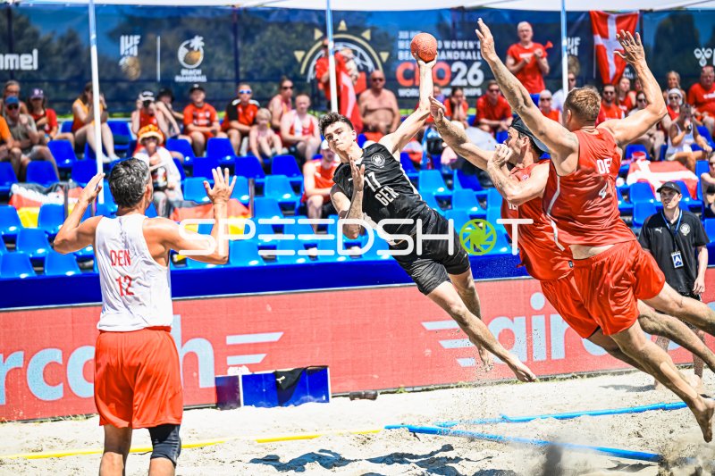 Tim Krauth (#17; Deutschland) beim Sprungwurf gegen dänische Abwehr
