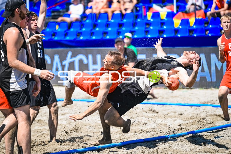 Intensiver Zweikampf im Sand beim Beachhandball in Zagreb
