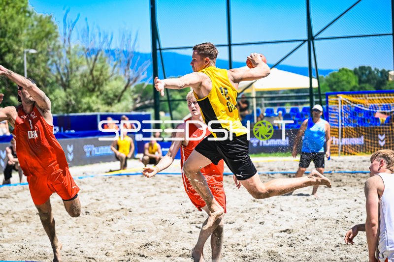 Deutscher Beachhandball-Spieler beim Sprungwurf gegen Dänemark in Zagreb