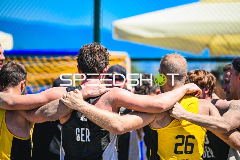 Moritz Ebert (#26; Deutschland Beachhandball) im Mannschaftskreis beim Teambuilding