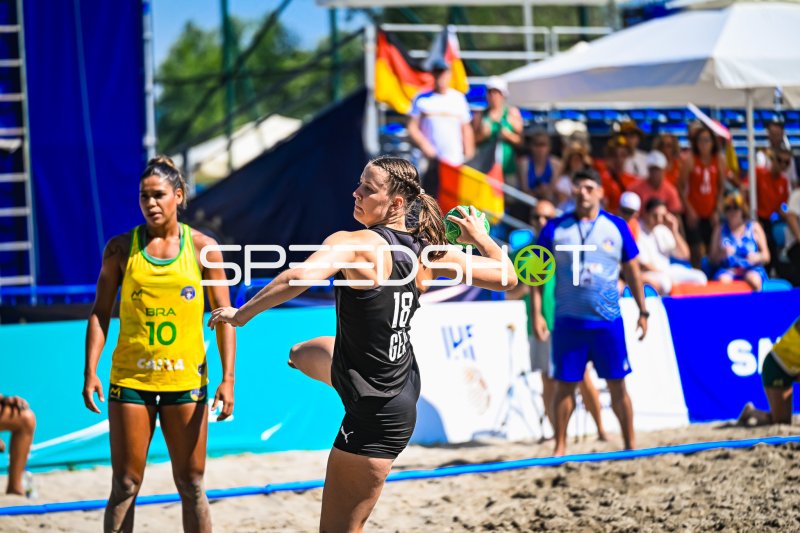 Pauline Borrmann (#18; Deutsche Frauen Beachhandball Nationalmannschaft) beim Wurf
