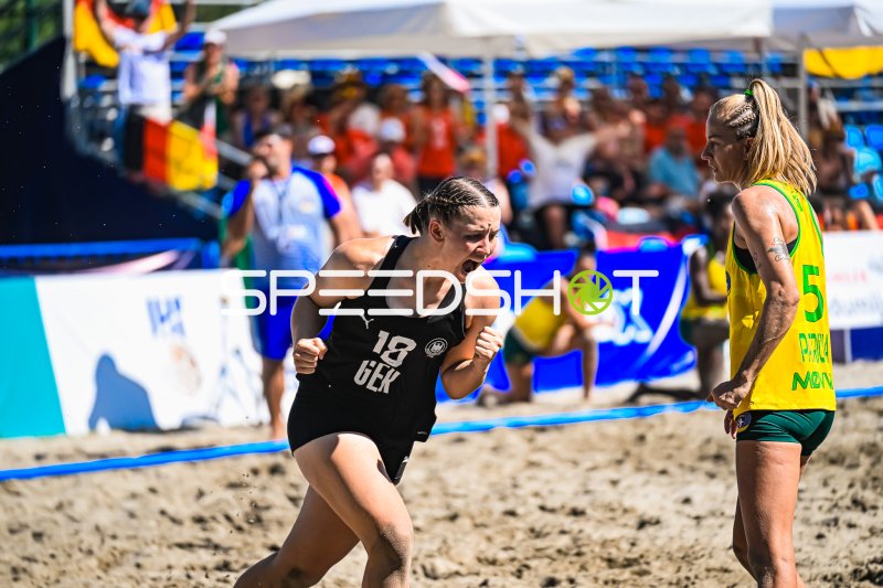 Pauline Borrmann (#18; Deutsche Frauen Beachhandball Nationalmannschaft) jubelt leidenschaftlich
