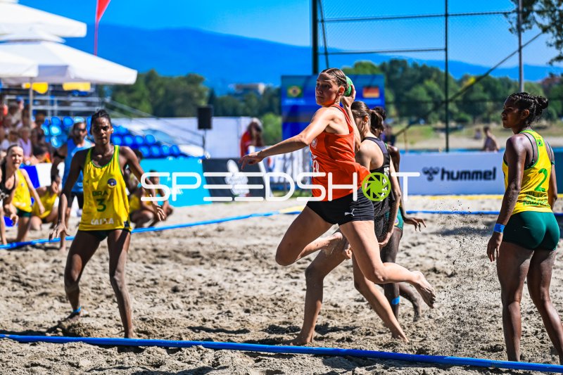 Dilayla Alarslan (#12, DHB Beach Frauen) beim Sprungwurf gegen Brasilien