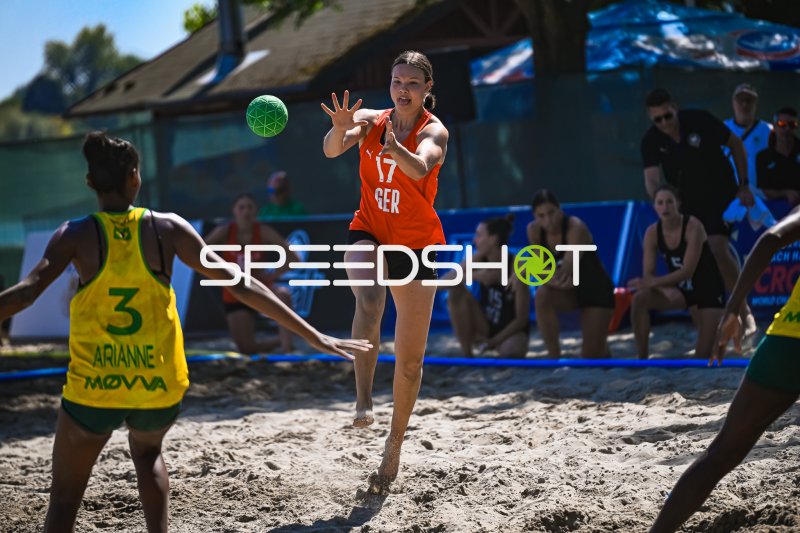 Lena Klingler (#17; Deutsche Frauen Beachhandball Nationalmannschaft) beim Wurf in Zagreb