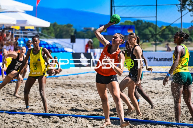 Deutsche Beachhandball-Spielerin beim Wurf gegen Brasilien in Zagreb