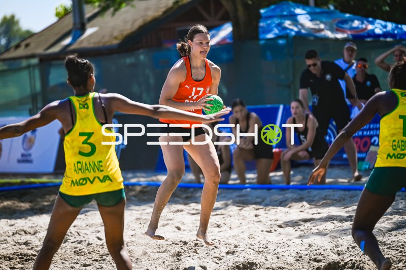 Lena Klingler (#17, Deutschland) im Ballbesitz beim IHF Beach Handball WM 2026