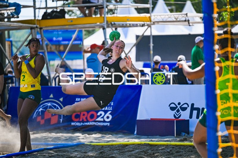 Pauline Borrmann (#18; Deutsche Frauen Beachhandball Nationalmannschaft) beim Sprungwurf