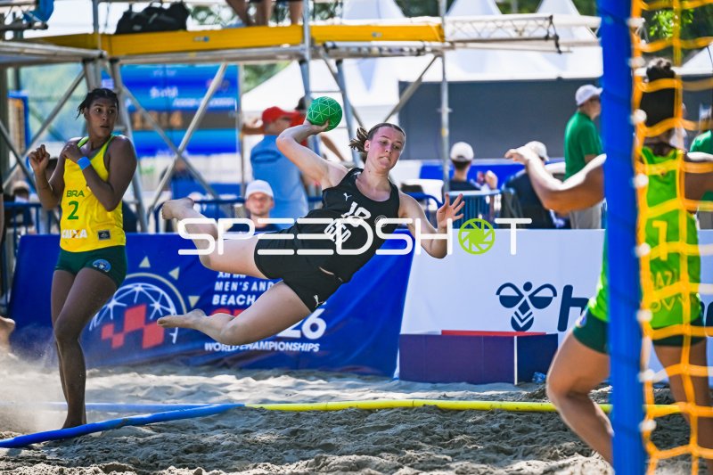 Pauline Borrmann (#18; Deutsche Frauen Beachhandball Nationalmannschaft) beim Sprungwurf