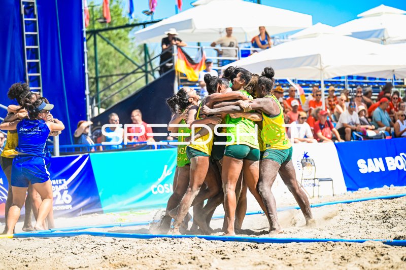 Brasilien Frauen-Beachhandball-Team jubelt nach Spielende in Zagreb