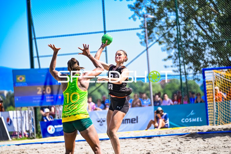 Dilayla Alarslan (#12; Deutsche Frauen Beachhandball Nationalmannschaft) beim Wurf gegen Brasilien