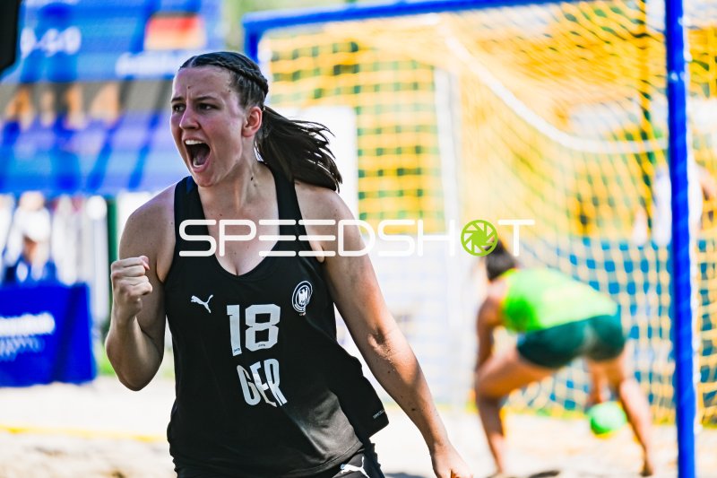 Pauline Borrmann (#18; Deutsche Frauen Beachhandball Nationalmannschaft) jubelt nach Tor