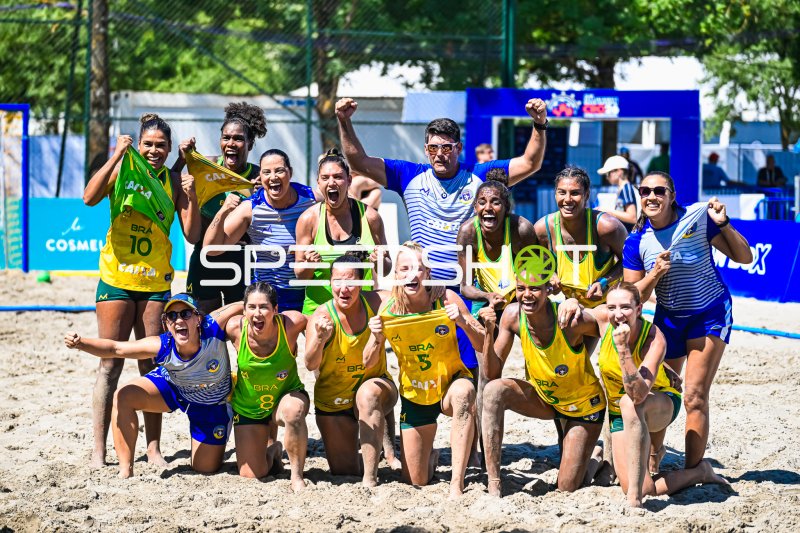 Brasiliens Frauen-Beachhandball-Team jubelt nach Sieg in Zagreb