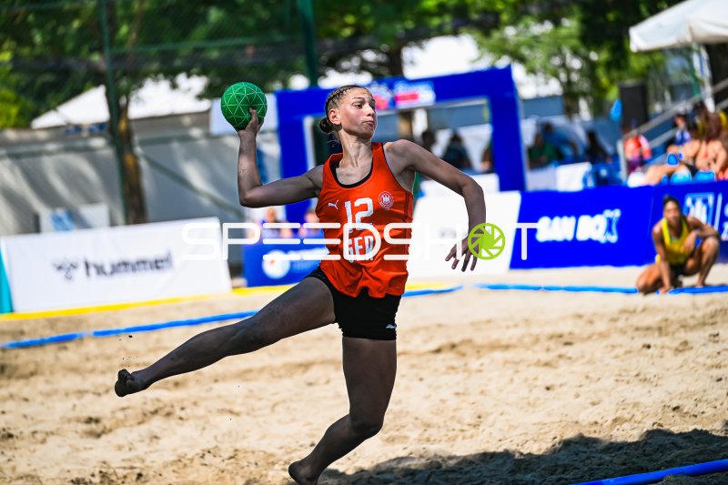 Dilayla Alarslan (#12; Deutsche Frauen Beachhandball Nationalmannschaft) beim Wurfversuch
