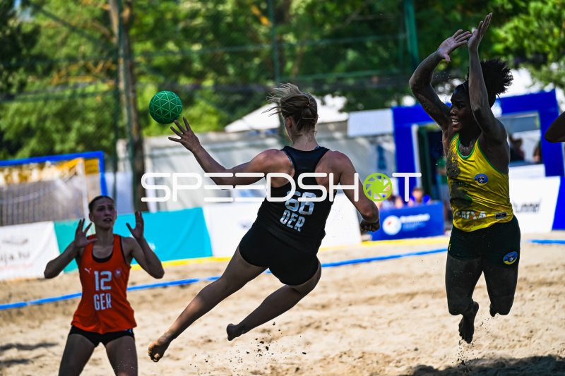 Amelie Möllmann (#66; Deutsche Frauen Beachhandball Nationalmannschaft) beim Wurf gegen Brasilien