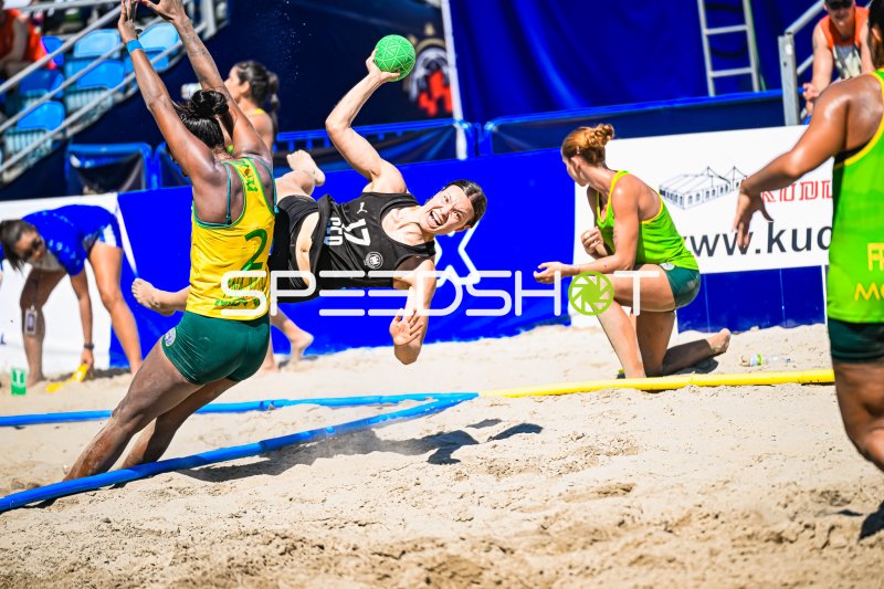 Lena Klingler (#17; Deutsche Frauen Beachhandball Nationalmannschaft) beim Sprungwurf
