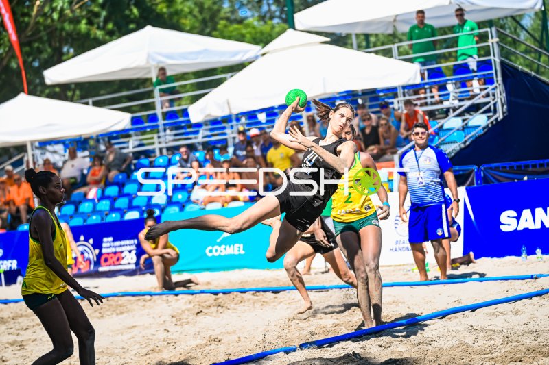 Deutsche Beachhandballerin beim Sprungwurf gegen Brasilien in Zagreb