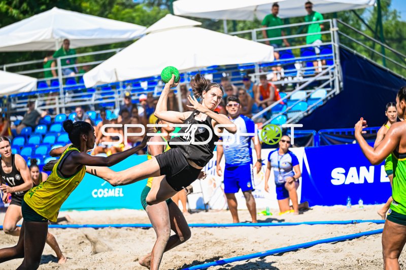 Isabel Kattner (#10; Deutsche Frauen Beachhandball Nationalmannschaft) beim Wurf