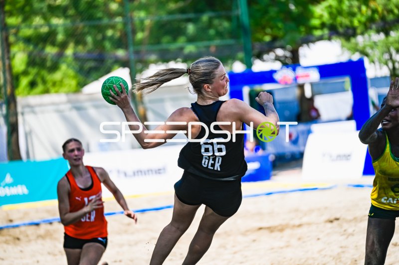 Amelie Möllmann (#66; Deutsche Frauen Beachhandball Nationalmannschaft) beim Sprungwurf
