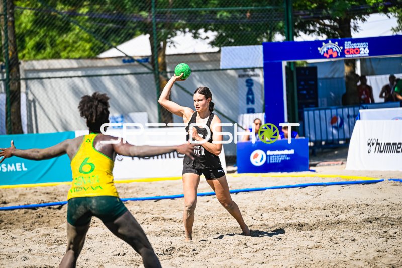 Deutsche Beachhandball-Spielerin im Wurfangriff gegen Gegnerin #6