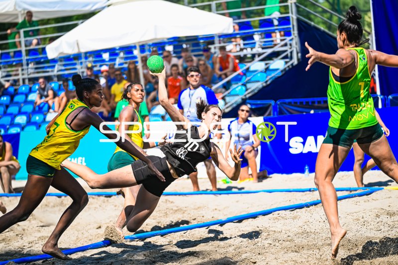 Isabel Kattner (#10; Deutsche Frauen Beachhandball Nationalmannschaft) beim Wurfversuch