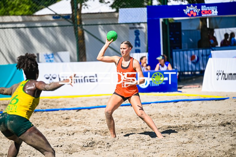 Dilayla Alarslan (#12; Deutsche Frauen Beachhandball Nationalmannschaft) beim Wurfansatz