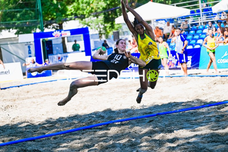 Isabel Kattner (#10; Deutsche Frauen Beachhandball Nationalmannschaft) im Wurf gegen Brasilien