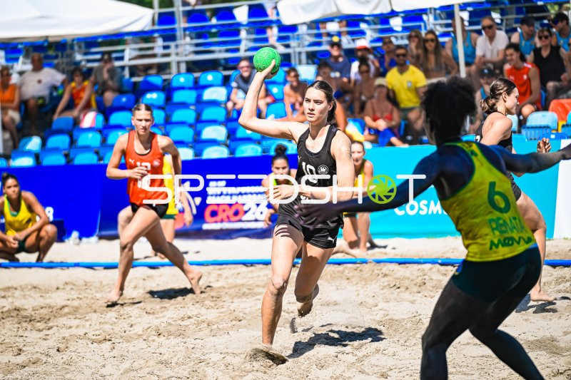 Isabel Kattner (#10; Deutsche Frauen Beachhandball Nationalmannschaft) beim Wurfversuch in Zagreb