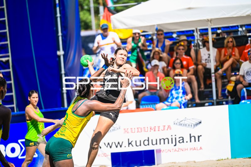 Lena Klingler (#17; Deutsche Frauen Beachhandball Nationalmannschaft) beim Wurf in Zagreb