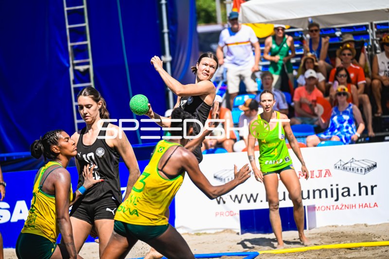 Lena Klingler (#17, DHB Beach) im Wurf gegen Brasilien bei der Beach Handball WM 2026