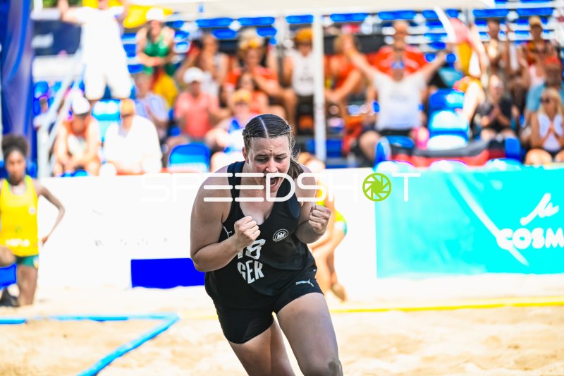 Pauline Borrmann (#18; Deutsche Frauen Beachhandball Nationalmannschaft) jubelt mit geballten Fäusten