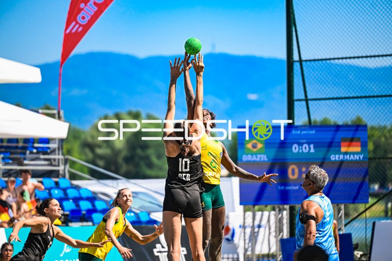 Isabel Kattner (#10; Deutsche Frauen Beachhandball Nationalmannschaft) im Zweikampf gegen Brasilien