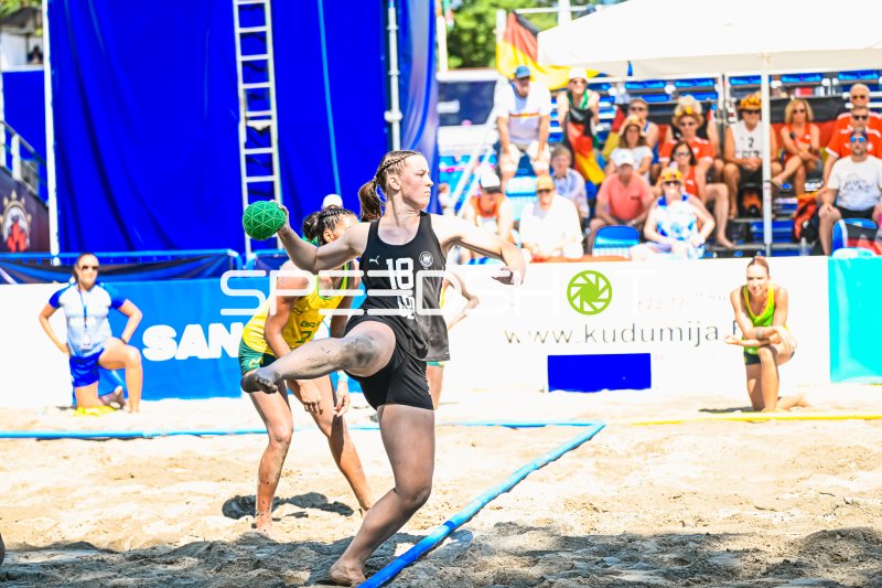 Pauline Borrmann (#18; Deutsche Frauen Beachhandball Nationalmannschaft) beim Wurf
